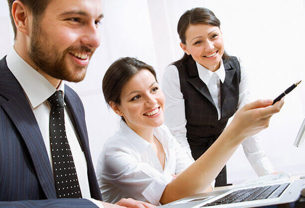 Three employees discussing IT consulting.